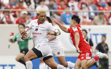 ニュージーランド出身のレメキは日本で長年プレーしてきた(2日の神戸―三重戦)=共同