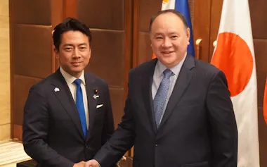 会談前に握手する小泉防衛相㊧とフィリピンのテオドロ国防相(5日、マニラ首都圏)