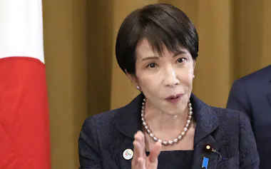 記者団の取材に応じる高市首相=4日、キャンベラ(共同)