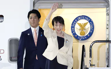 ベトナム、オーストラリア訪問を終え、帰国した高市首相(5日夜、羽田空港)=共同