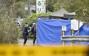 公衆トイレを調べる京都府警の捜査員(4月18日午前11時38分、京都府南丹市)=共同 公衆トイレを調べる京都府警の捜査員(4月18日午前11時38分、京都府南丹市)=共同