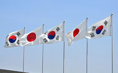 羽田空港に掲げられた日韓の国旗(23日午前)