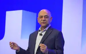講演するIBMのクリシュナCEO(5日、米ボストン) 講演するIBMのクリシュナCEO(5日、米ボストン)