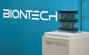 ビオンテックの開発拠点の前に置かれた模型(2023年7月27日、ドイツ・マインツ)=ロイター ビオンテックの開発拠点の前に置かれた模型(2023年7月27日、ドイツ・マインツ)=ロイター