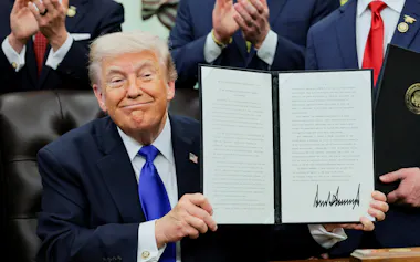 「トランプIRA」口座開設の大統領令に署名したトランプ大統領(4月30日)=ロイター