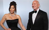 ジェフ・ベゾス氏㊨と妻のローレン・サンチェス氏(3月、米国カリフォルニア州のアカデミー賞イベント)=ロイター