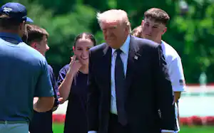 ホワイトハウスで行事に参加するトランプ米大統領(5日、ワシントン)=AP ホワイトハウスで行事に参加するトランプ米大統領(5日、ワシントン)=AP