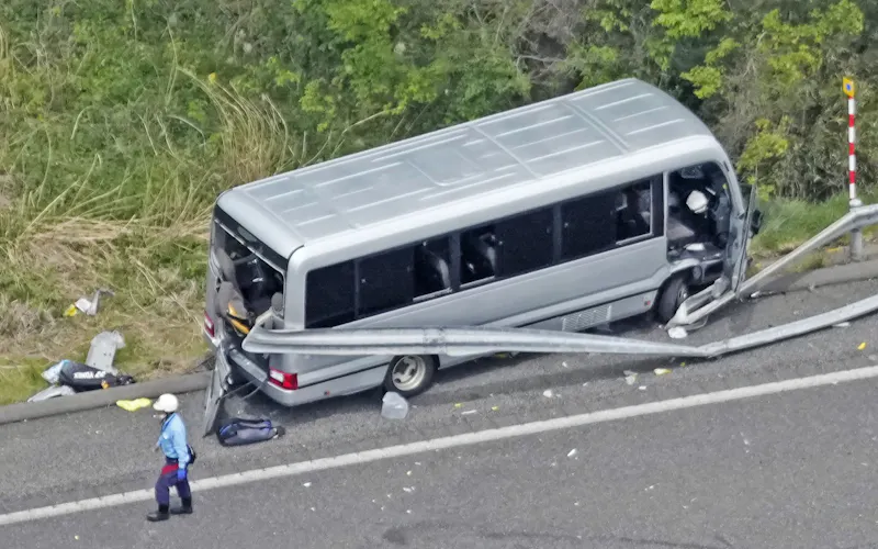 福島県郡山市の磐越自動車道でガードレールに衝突したマイクロバス(6日午後0時18分)=共同通信社ヘリから 福島県郡山市の磐越自動車道でガードレールに衝突したマイクロバス(6日午後0時18分)=共同通信社ヘリから