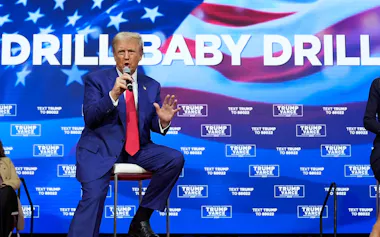 トランプ米大統領は「掘って、掘って、掘りまくれ」と石油やガスの掘削を重視し再生可能エネルギーには否定的だ=AP