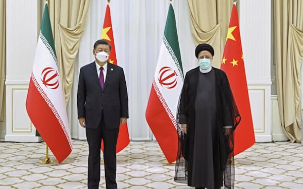 中国の習近平国家主席とイランのライシ大統領（2022年９月）=新華社・ＡＰ
