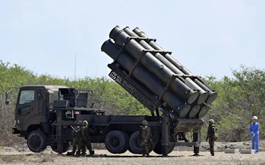 88式地対艦誘導弾の発射準備をする自衛隊員ら(6日、フィリピン・パオアイ)=共同
