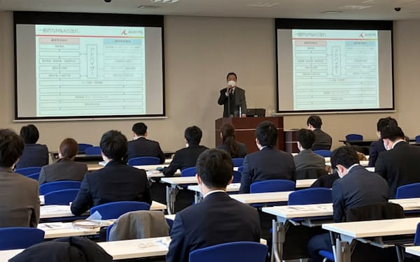 愛知銀行では３月から、若手行員向けに財務分析などの研修を取り入れる（写真はあいちフィナンシャルグループによる研修）