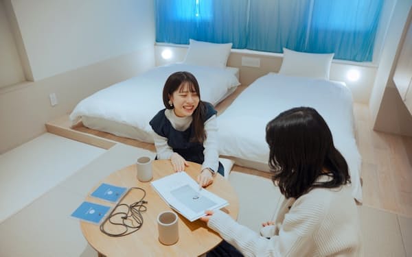 SEKAI　HOTELでは、まちなかに点在する客室に泊まり、懐かしい純喫茶や銭湯を巡りながら若者が思い思いに楽しむ。