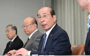 福岡市選挙管理委員会の冨永計久委員長(左から3人目)は投票率の低さに課題感を示した(7日、福岡市) 福岡市選挙管理委員会の冨永計久委員長(左から3人目)は投票率の低さに課題感を示した(7日、福岡市)
