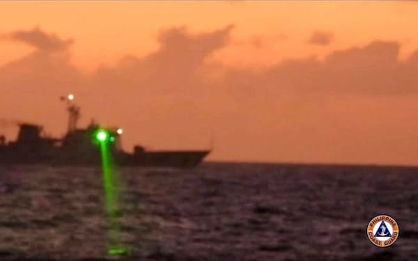 緑色のレーザーを照射する中国艦船（6日、南シナ海のアユンギン礁付近）=フィリピン沿岸警備隊提供・共同