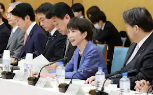 政府は2025年度補正予算で物価高対策の交付金を2兆円追加した(官邸で開かれた全国知事会議、25年11月) 政府は2025年度補正予算で物価高対策の交付金を2兆円追加した(官邸で開かれた全国知事会議、25年11月)