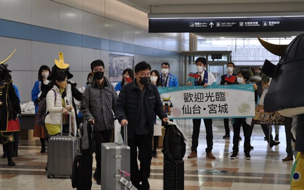 再開後初の国際定期便で仙台空港に到着した台湾からの乗客(1月)