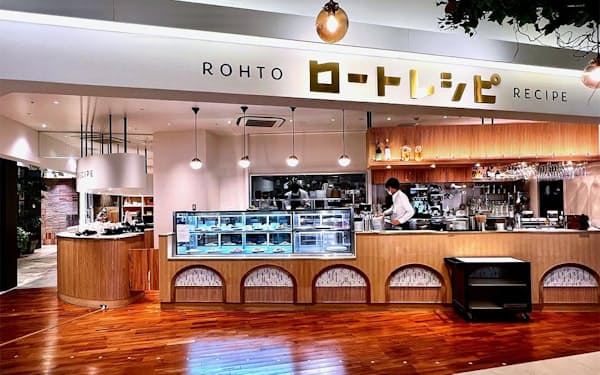 大阪・梅田の商業施設「NU茶屋町プラス」に開業した「ロートレシピ」の旗艦店。飲食スペースと物販スペースで構成。おなじみの「Vロート」のロゴフォントを踏襲したレトロなタッチのロゴで認知度アップを狙う
