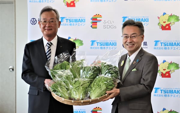 木村隆利社長㊧は植物工場の新設を杉本達治知事に報告した（14日、福井県庁）