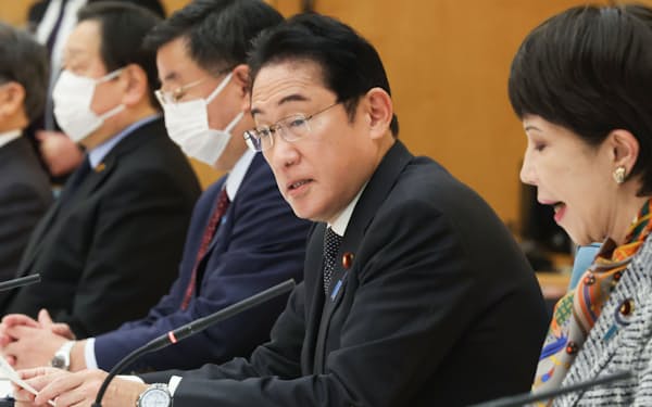 経済安全保障推進会議で発言する岸田首相。右は高市経済安保相（14日午前、首相官邸）