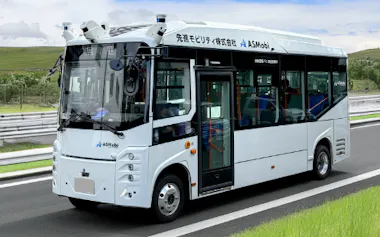 千代田区内の実証で使う車両=日本工営提供