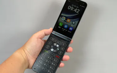韓国アルトが発売した折りたたみ式スマホの「MIVEケースマ」。ガラケーのような物理キーも備える