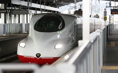 JR武雄温泉駅へ入線する西九州新幹線かもめ(9月、佐賀県武雄市)