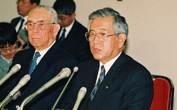 経団連会長に決まり記者会見する豊田章一郎氏㊨。左は平岩外四氏（1994年2月）