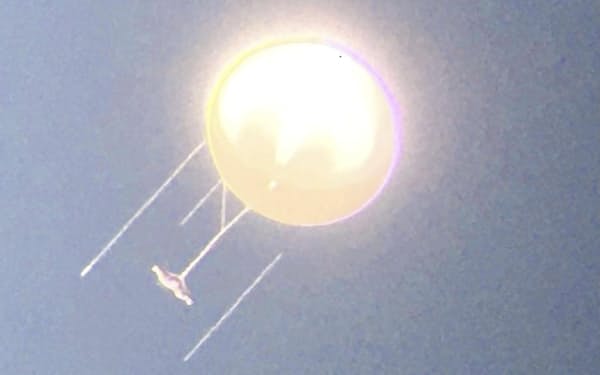 「せんだい宇宙館」の職員が望遠鏡を通しスマートフォンで撮影した、中国の偵察気球に似た飛行物体（2019年11月20日、鹿児島県薩摩川内市。同館提供）＝共同