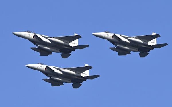 国際観艦式で飛行した航空自衛隊のF15戦闘機（2022年11月6日、神奈川県沖の相模湾）