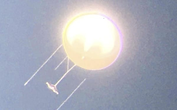 防衛省は日本領空内で発見した気球を中国の無人偵察用と推定した（2019年11月）＝共同