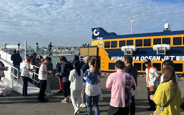 久米島オーシャンジェットの就航便に乗り込む乗客(1日、那覇市)