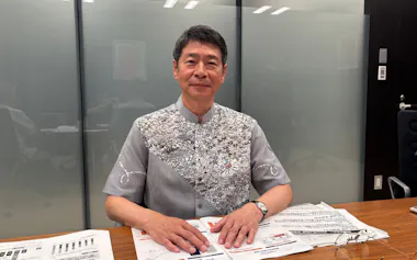 決算発表をする沖縄セルラー電話の宮倉康彰社長(8日、那覇市)