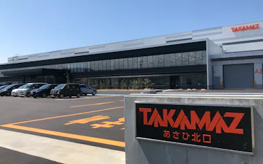 高松機械工業の「あさひ工場」。ガラス張りで、来客も作業の様子を見やすくした