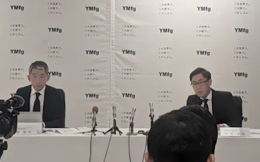 決算内容を説明する山口FGの古堂達也執行役員㊨。出席予定だった椋梨敬介社長は発熱のため欠席した(山口県下関市)