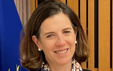 Maria Cristina Russo 欧州大学院大学修了。1992年以降、欧州委で研究政策関連など数多くの役職に従事し、2026年1月から現職