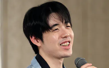 将棋棋王戦第5局で増田康宏八段を破ってタイトルを防衛し、記者会見する藤井聡太棋王(29日、鳥取市)