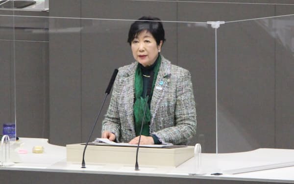 東京都の小池百合子知事が水素ボイラーによる地域熱供給について説明した（15日、都議会）