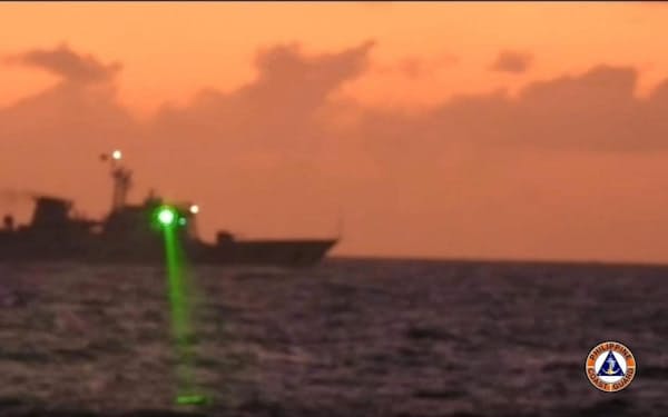 緑色のレーザーを照射する中国艦船（6日、南シナ海のアユンギン礁付近）＝フィリピン沿岸警備隊提供