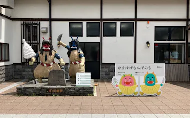 整備されたナマハゲ像と散策ルートの表示板(9日、秋田県男鹿市)