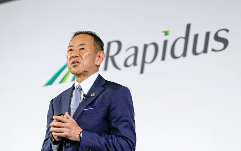 米IBMとの共同記者会見で発言する「Rapidus」の小池淳義社長=13日午後、東京都内