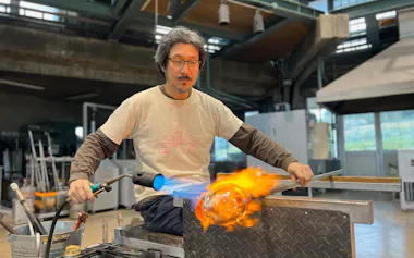 吹きガラスを制作する本郷氏