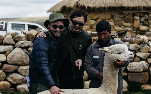 ザイノウエブラザーズの井上聡さん（左）と清史さん。2017年に訪れたペルーで　ⒸRobert Lawrence