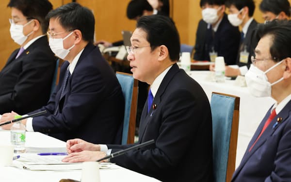 新しい資本主義実現会議で発言する岸田首相（15日、首相官邸）