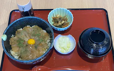 あるでぃ〜ば内のレストランで提供される、階上あぶらめを使った「漬け丼」(1300円)