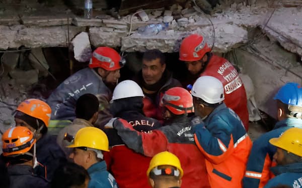 生存者の発見が難しくなるなか、懸命の救助作業が続く（14日、ハタイ県）＝ロイター
