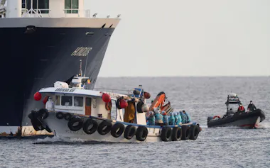 U.S. passengers from the cruise ship MV Hondius, affected by a hantavirus outbreak, are transferred by boat to the port after disembarking, at the port of Granadilla de Abona, in Tenerife, Spain, May 10, 2026. REUTERS/Hannah McKay