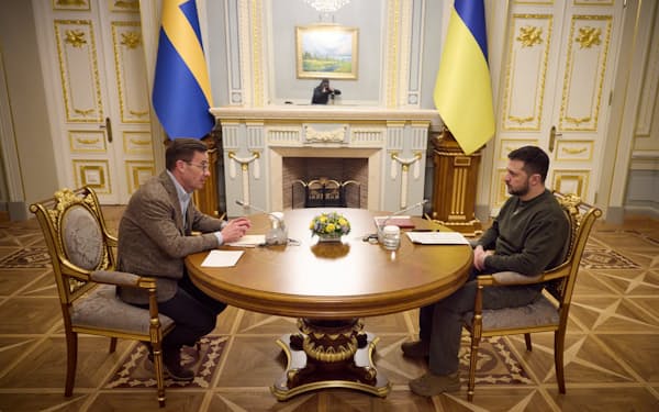 15日、キーウで会談したウクライナのゼレンスキー大統領㊨=ロイター