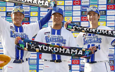 広島に勝利し、ポーズをとるDeNAの(左から)宮下、勝又、度会=横浜