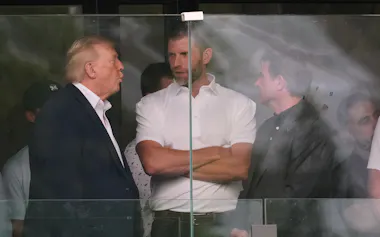 自身が所有するコースで開催されたLIV大会を訪れたトランプ米大統領㊧と話すスコット・オニールCEO㊨(中央は次男のエリック氏)=AP